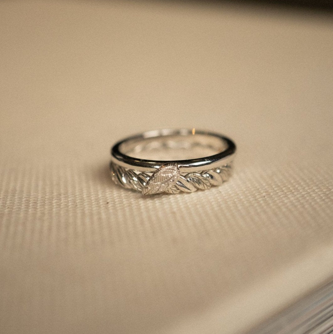 Lily Band Ring